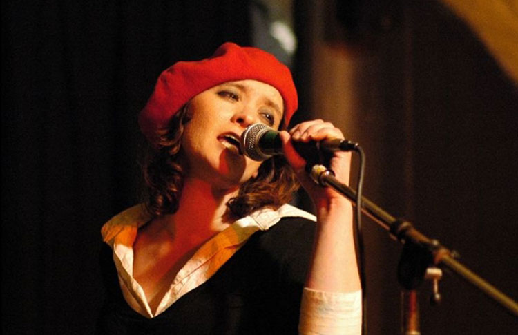 Pia Linder ist Chantal Chabraque